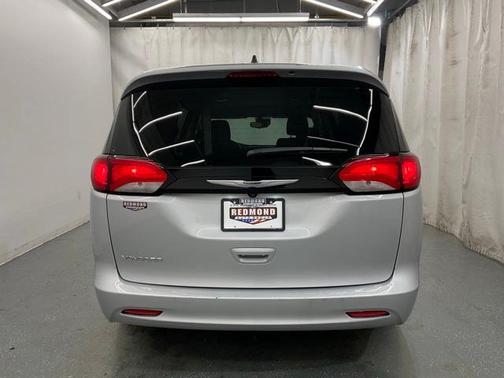 2024 Chrysler Voyager LX