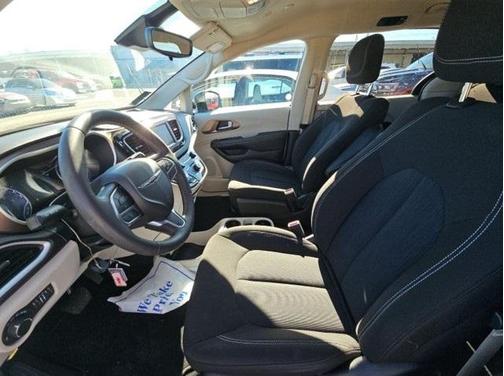 2024 Chrysler Voyager LX