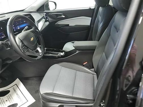 Mosaic Black Metallic 2025 Chevrolet Trax LT