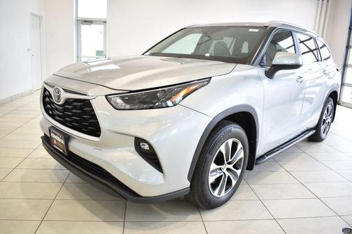 Celestial Silver Metallic 2024 Toyota Highlander XLE