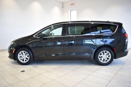 Brilliant Black Crystal Pearlcoat 2024 Chrysler Voyager LX