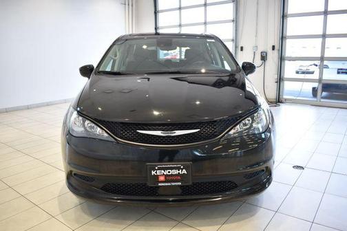 Brilliant Black Crystal Pearlcoat 2024 Chrysler Voyager LX