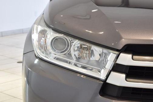 Predawn Gray Mica 2019 Toyota Highlander LE