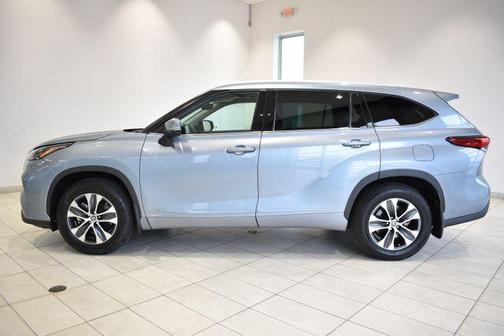 Moon Dust 2022 Toyota Highlander Hybrid XLE