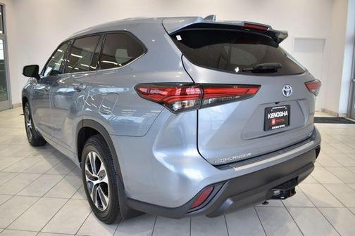 Moon Dust 2022 Toyota Highlander Hybrid XLE