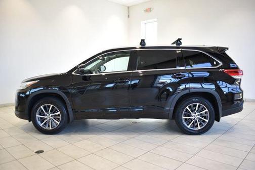 Midnight Black Metallic 2017 Toyota Highlander XLE