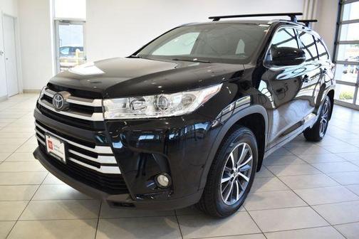 Midnight Black Metallic 2017 Toyota Highlander XLE