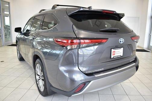 2022 Toyota Highlander Hybrid Platinum