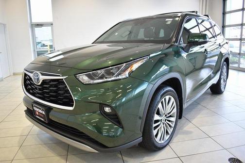 2023 Toyota Highlander Hybrid Platinum