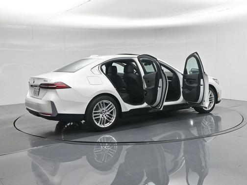 2025 BMW 530 i xDrive