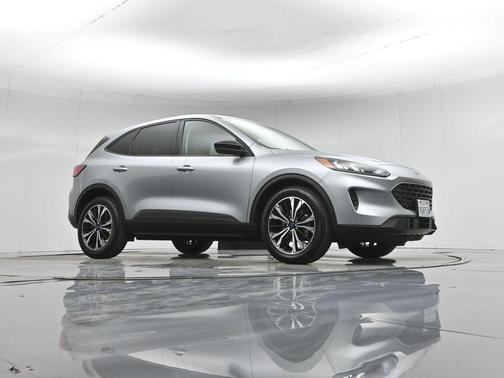 Iconic Silver Metallic 2022 Ford Escape SE