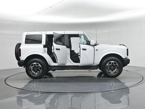 Oxford White 2026 Ford Bronco Outer Banks