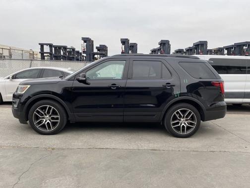Photo 2 of 3 of 2017 Ford Explorer SPORT
