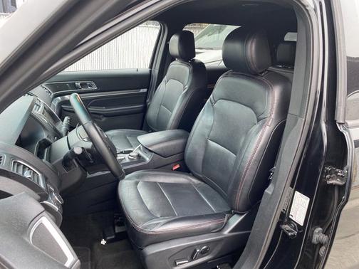 Photo 3 of 3 of 2017 Ford Explorer SPORT