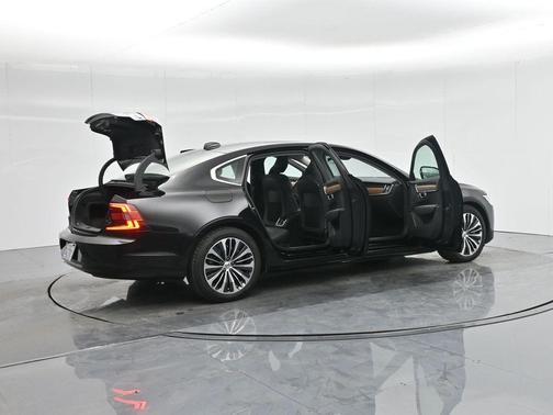 2022 Volvo S90 B6 Momentum