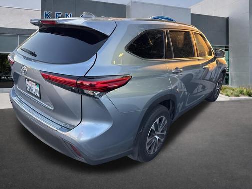 Moon Dust 2021 Toyota Highlander XLE