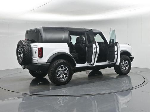 Oxford White 2025 Ford Bronco Badlands