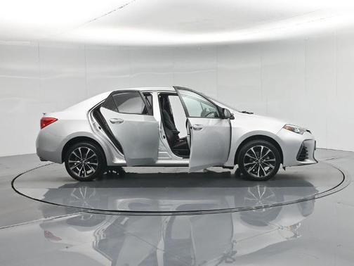 Classic Silver Metallic 2017 Toyota Corolla SE