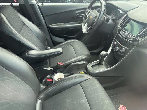 Mosaic Black Metallic 2020 Chevrolet Trax LT