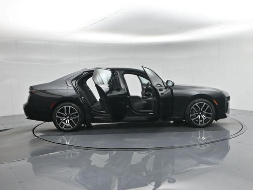 Black Sapphire Metallic 2025 BMW 740 i