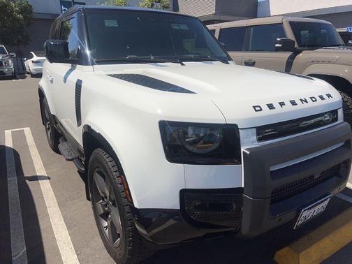 2024 Land Rover Defender P400 X-Dynamic SE