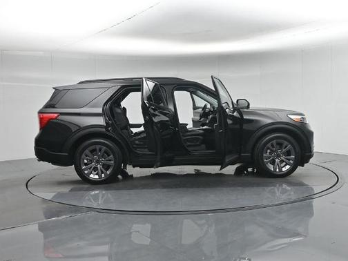 AGATE BLACK METALLIC 2022 Ford Explorer XLT
