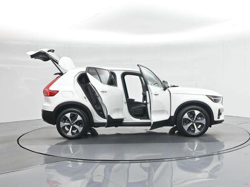 2025 Volvo XC40 B5 Plus Bright Theme