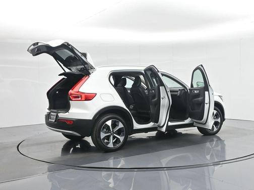2025 Volvo XC40 B5 Plus Bright Theme