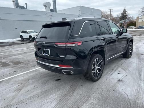 2022 Jeep Grand Cherokee Summit