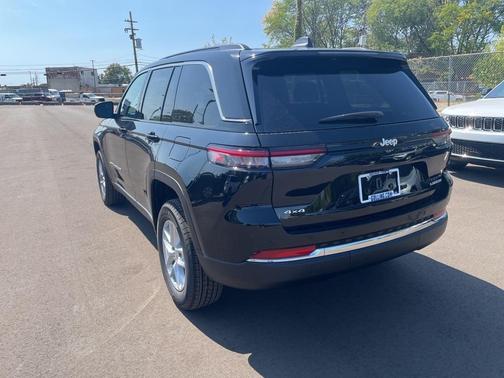 2025 Jeep Grand Cherokee Laredo