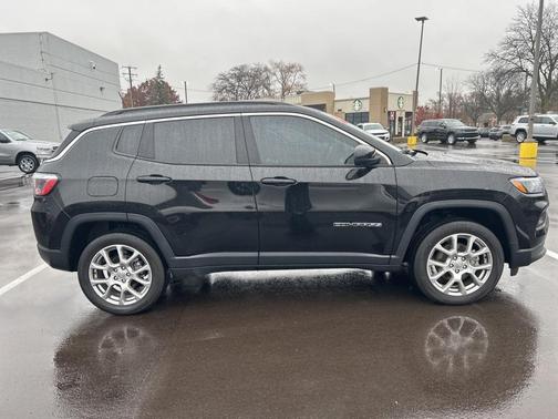 2022 Jeep Compass Latitude Lux