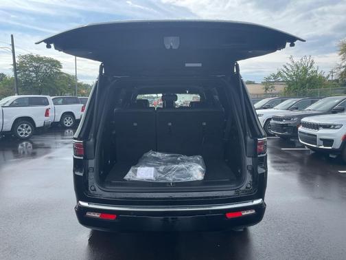 2025 Jeep Wagoneer Base