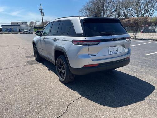 2025 Jeep Grand Cherokee Laredo
