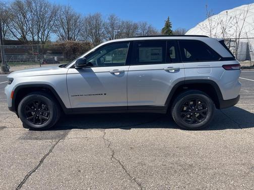 2025 Jeep Grand Cherokee Laredo