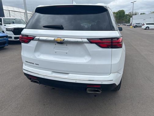 Summit White 2023 Chevrolet Traverse High Country