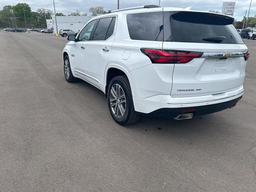 Summit White 2023 Chevrolet Traverse High Country