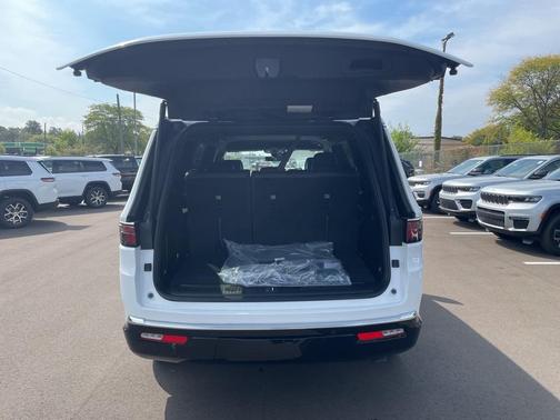 2025 Jeep Wagoneer Base