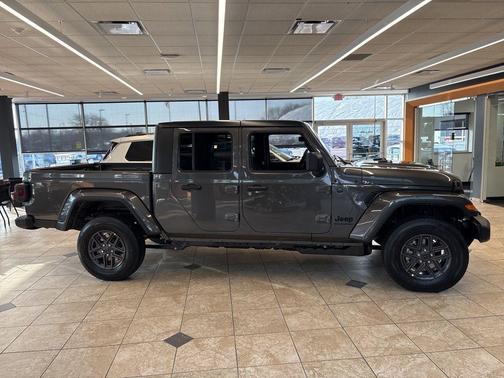 2026 Jeep Gladiator Sport