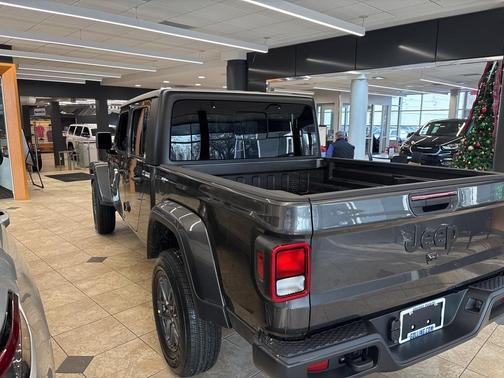 2026 Jeep Gladiator Sport