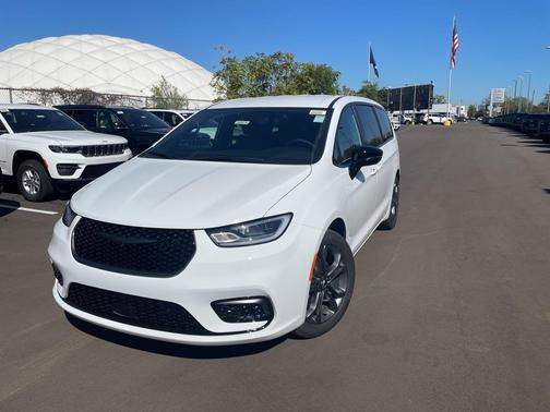 2026 Chrysler Pacifica Select