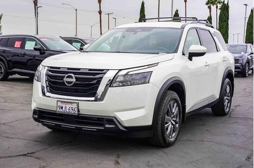 2024 Nissan Pathfinder SV
