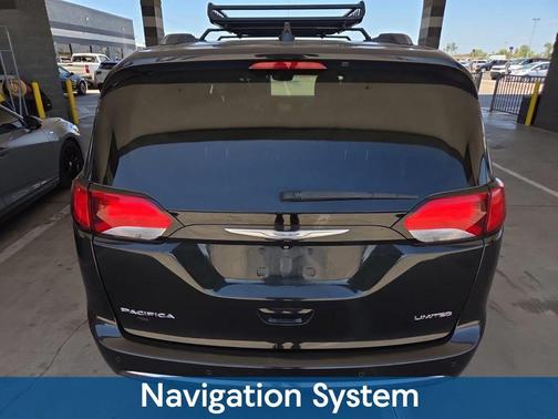 Brilliant Black Crystal Pearlcoat 2018 Chrysler Pacifica Limited