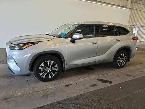Silver 2022 Toyota Highlander Hybrid XLE