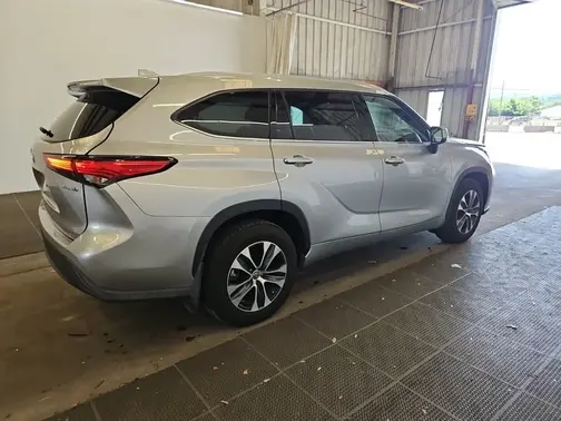 Silver 2022 Toyota Highlander Hybrid XLE