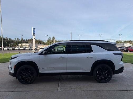 Iridescent Pearl Tricoat 2024 Chevrolet Traverse RS