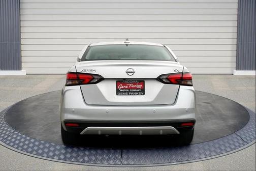 Brilliant Silver Metallic 2023 Nissan Versa 1.6 SV