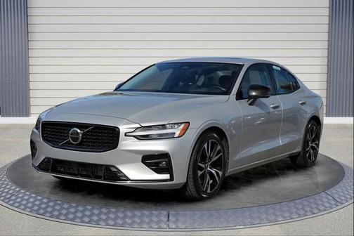 2024 Volvo S60 B5 Core Dark Theme
