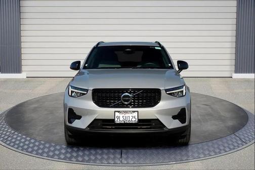 2024 Volvo XC40 B5 Core Dark Theme