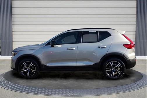 2024 Volvo XC40 B5 Core Dark Theme