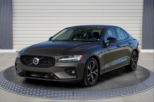 2024 Volvo S60 B5 Core Dark Theme